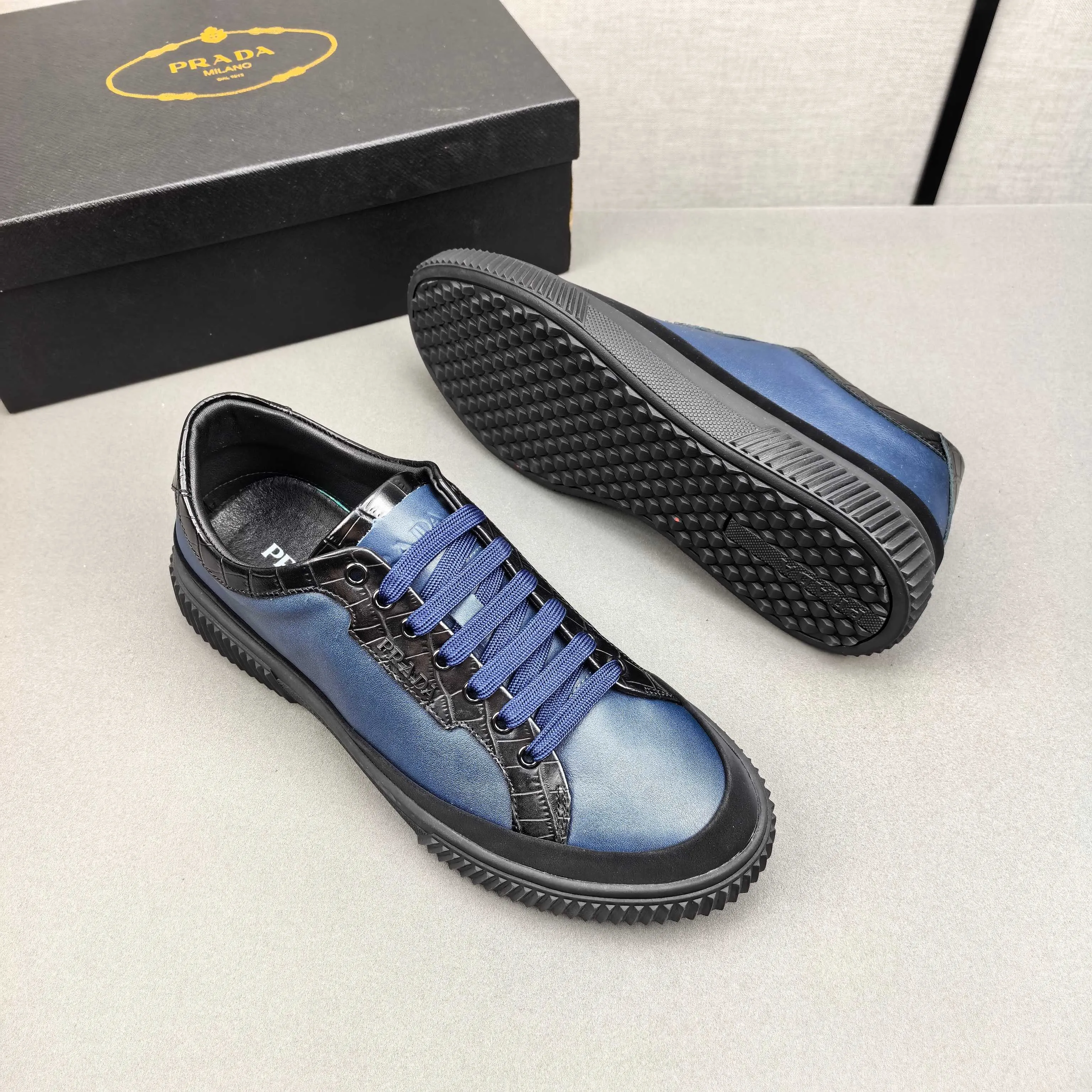 PP420❣️❣️❣️Prada set off the audience! Prada, an international brand that is constantly innovating, this men's casual shoe, the original version, made of cowhide leather at a ratio of one to one at the store, with leather feet and rubber non-slip outsole, breathable and comfortable, quality speaks for itself👄38-44